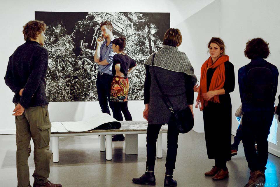 Camille Dufour (écharpe rouge) : lauréate (FR) du 26 Prix de la Gravure pgii26