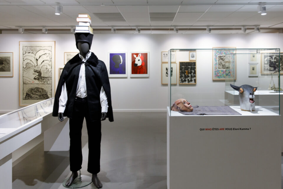vue de salle exposition Eleni Kamma – QUI WHO ÊTES ARE VOUS les Louviérvoix ?