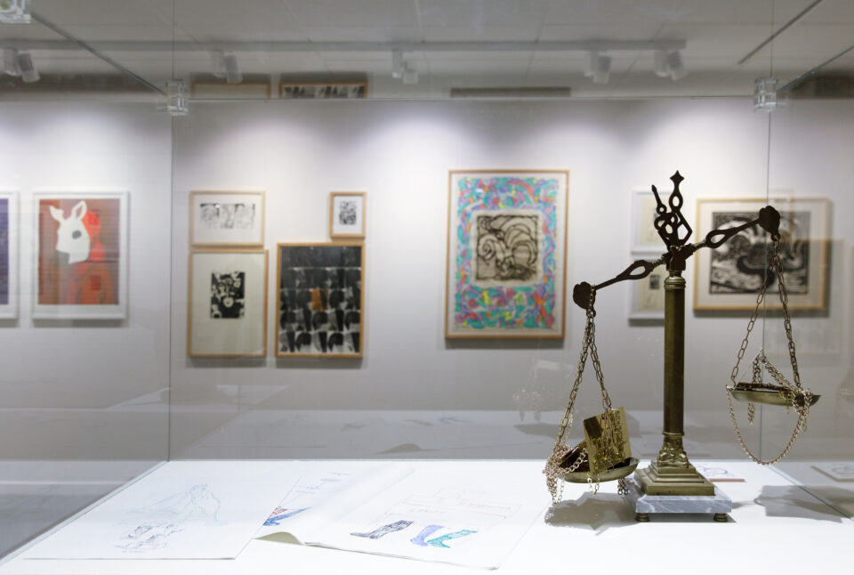 vue de salle exposition Eleni Kamma – QUI WHO ÊTES ARE VOUS les Louviérvoix ?