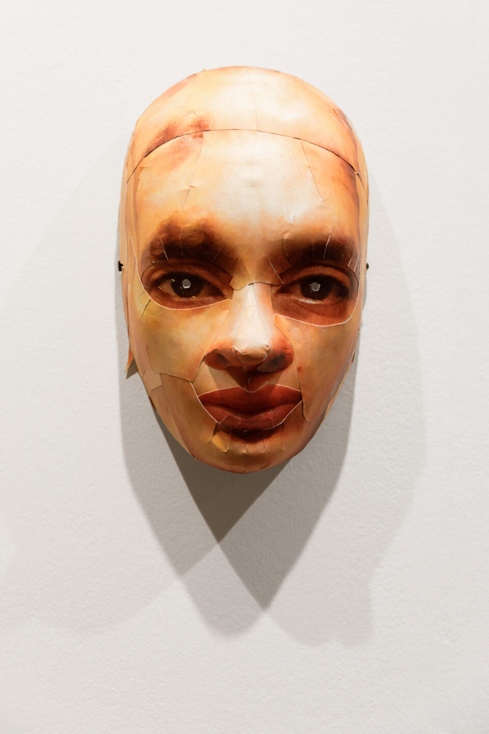 vue de salle exposition Eleni Kamma – QUI WHO ÊTES ARE VOUS les Louviérvoix ?