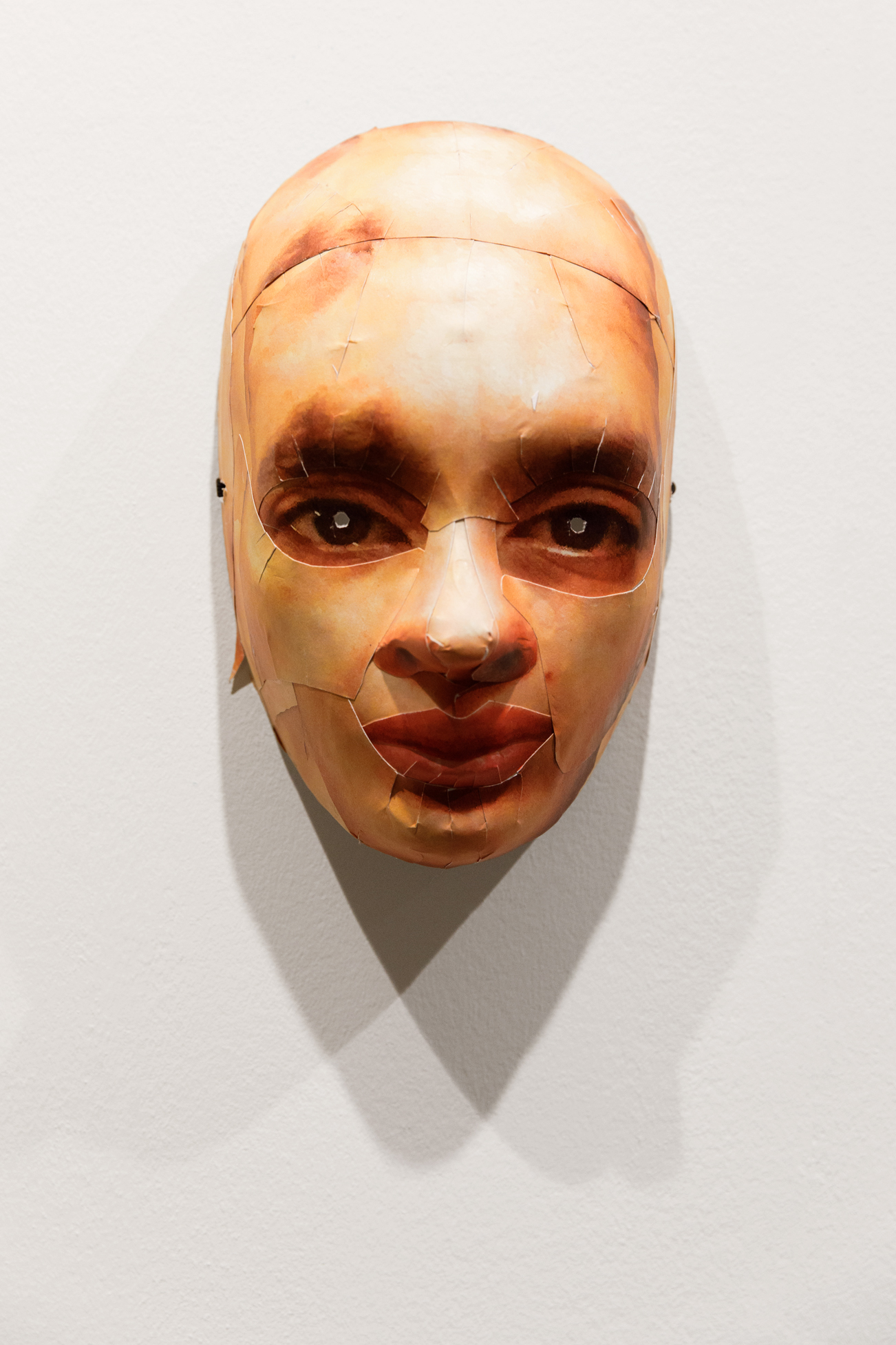 vue de salle exposition Eleni Kamma – QUI WHO ÊTES ARE VOUS les Louviérvoix ?