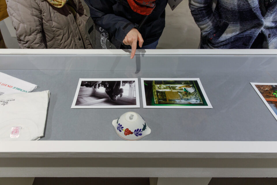 vue de salle exposition Eleni Kamma – QUI WHO ÊTES ARE VOUS les Louviérvoix ?