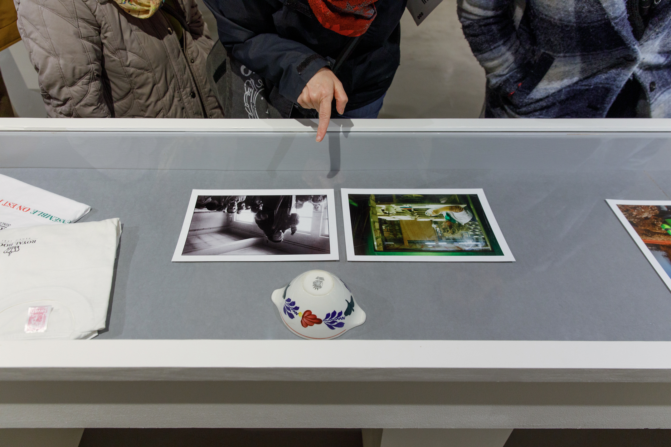 vue de salle exposition Eleni Kamma – QUI WHO ÊTES ARE VOUS les Louviérvoix ?