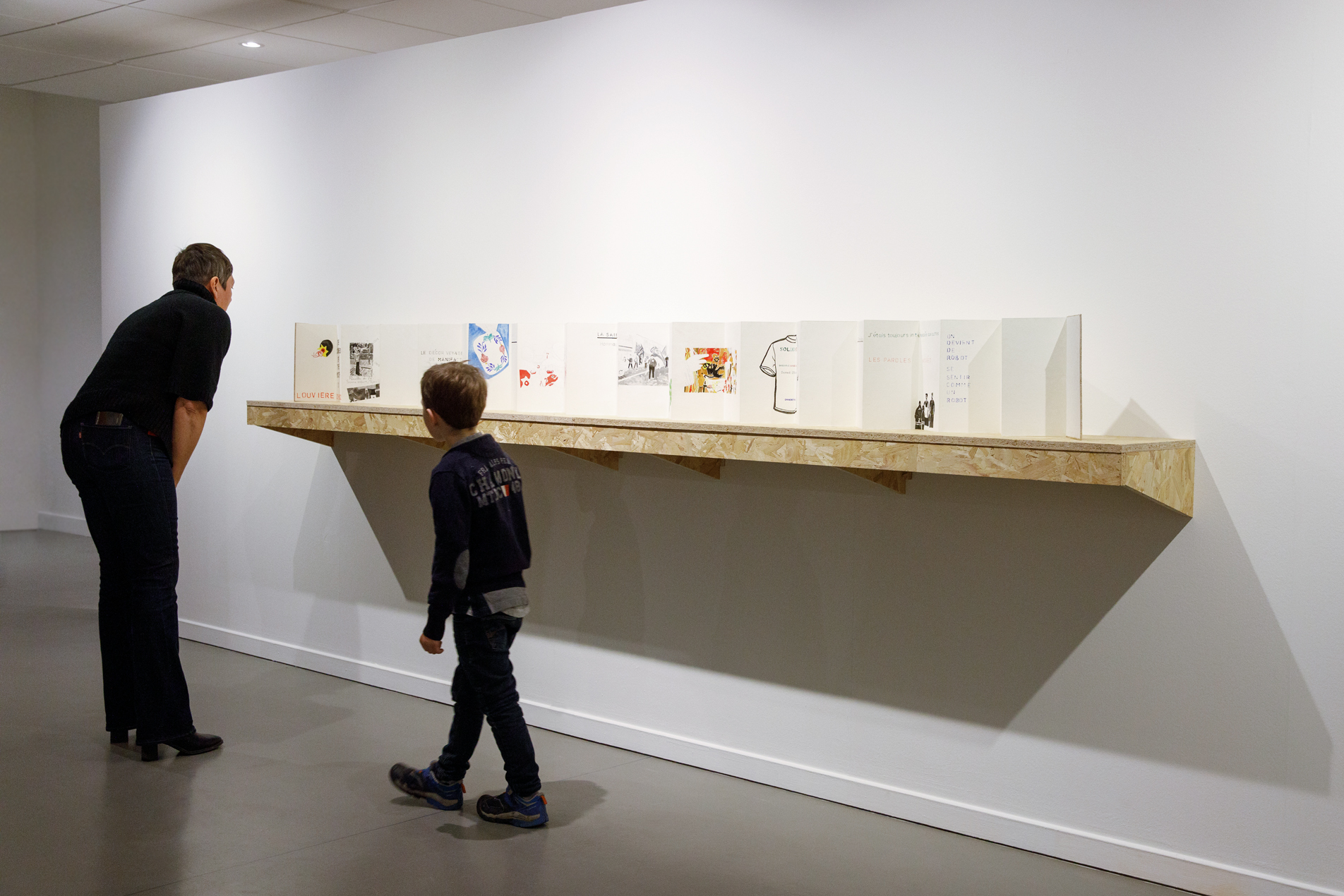 vue de salle exposition Eleni Kamma – QUI WHO ÊTES ARE VOUS les Louviérvoix ?
