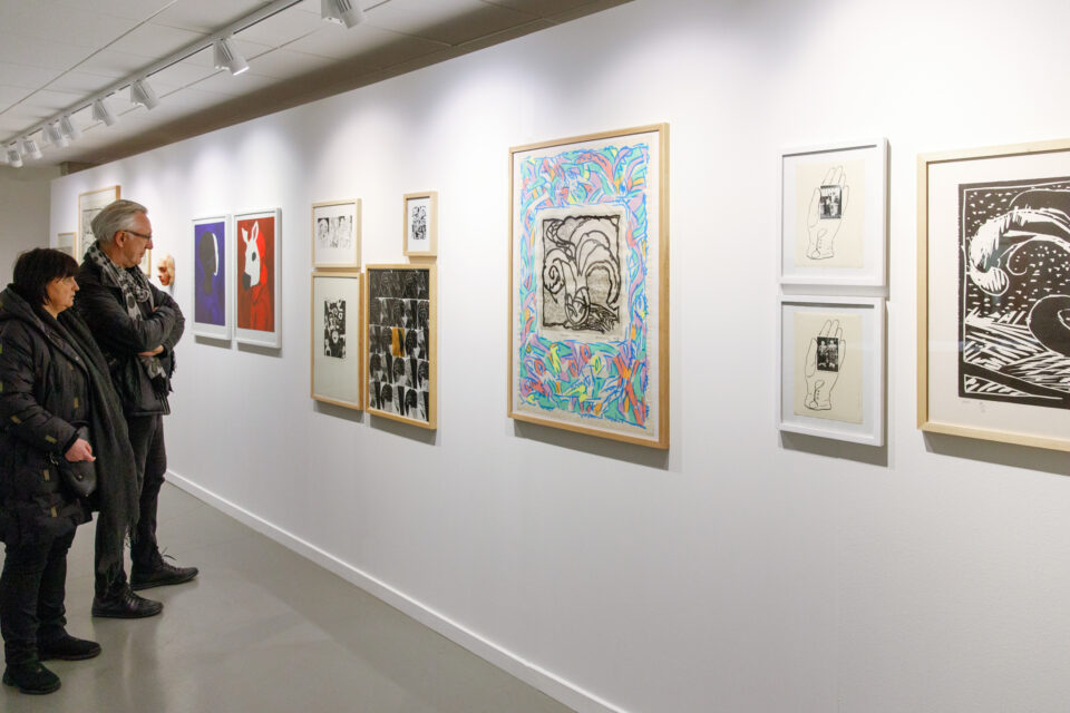 vue de salle exposition Eleni Kamma – QUI WHO ÊTES ARE VOUS les Louviérvoix ?