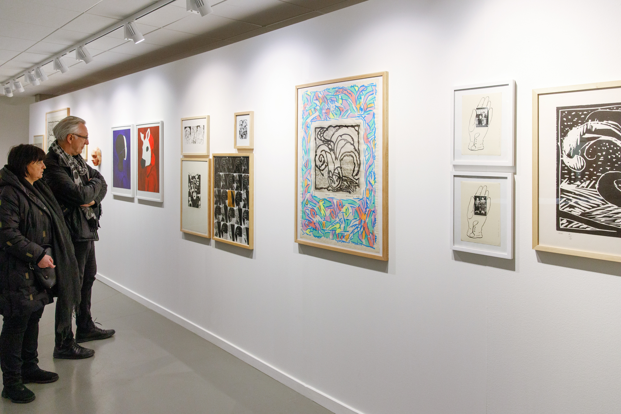 vue de salle exposition Eleni Kamma – QUI WHO ÊTES ARE VOUS les Louviérvoix ?